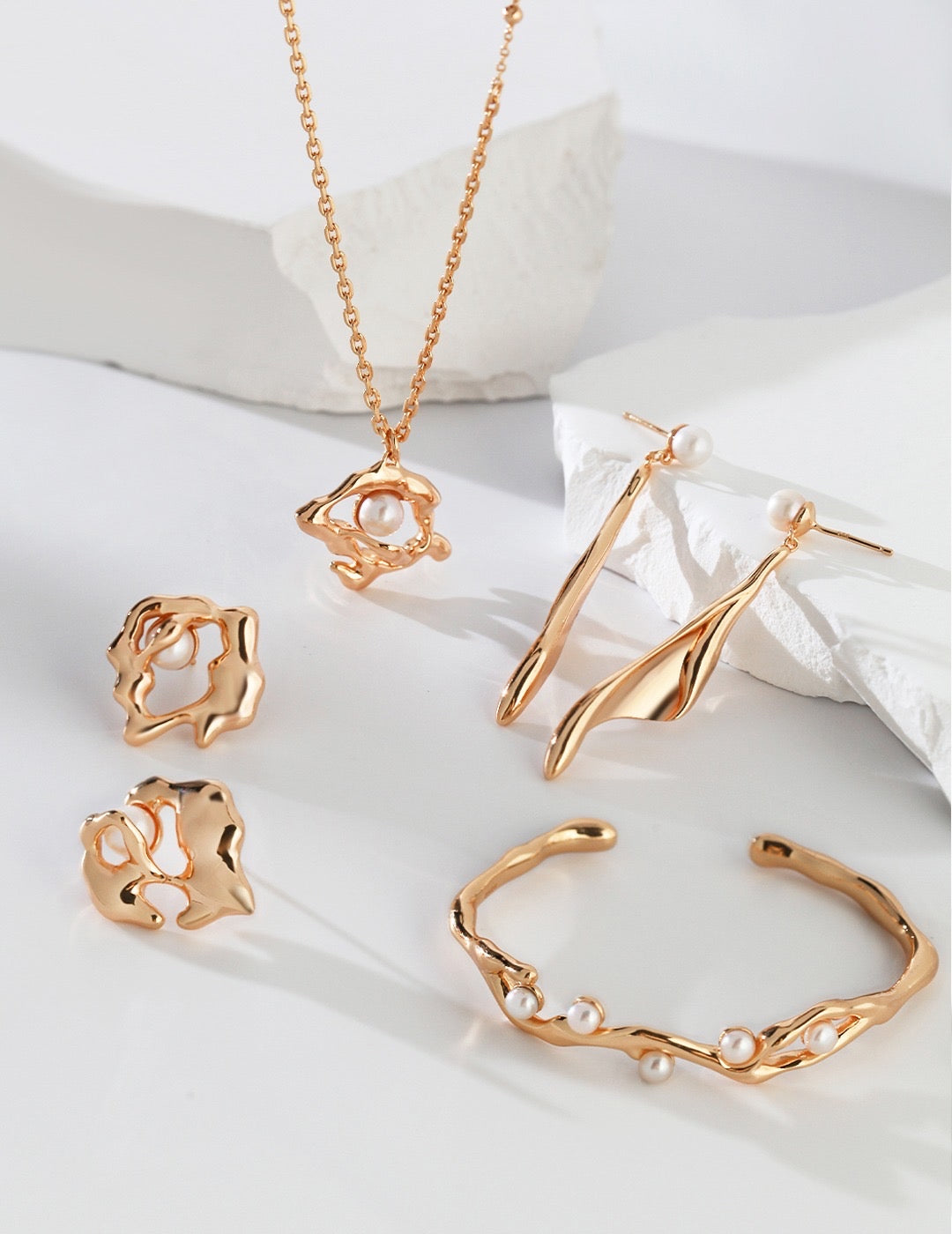 Ocean Sky Pearl Bangle